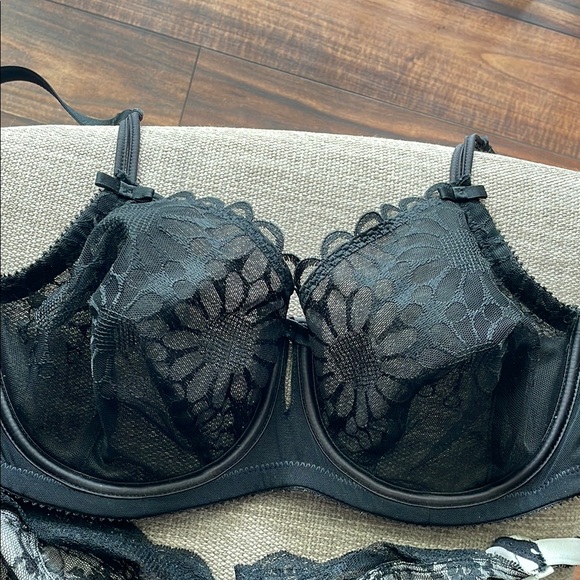 Elegant Black Lace Bras bundle - Picture 2 of 9